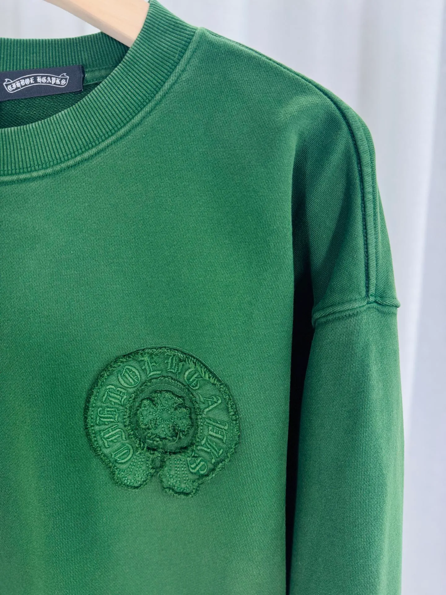 P280 top version, real shot without P, ​​different from market currency) 𝗖𝗵𝗿𝗼𝗺𝗲 𝗛𝗲𝗮𝗿𝘁𝘀/Cro Heart 2025 washed patch embroidery autumn and winter new original single counter American laser burnt 3D three-dimensional color embroidery couple casual sweatshirt 👑The highest version! Customized fabric 430g tripe terry fabric! American acid-washed and distressed original fabric laser burnt ✟appliqué embroidery and exquisite embroidery of letters! The best-selling model in the counter, very comfortable to wear. Accessories: original molded and authenticated collar label➕100% silk wash label. Genuine purchase-grade original hangtag➕matching hanging rope➕3D hanging beads➕original packaging bag. Craftsmanship: The original version has consistent wiring! The highest version of the armhole matching technique! Color: Pink Black Green Size: S M L XL Style Number: 25-377
